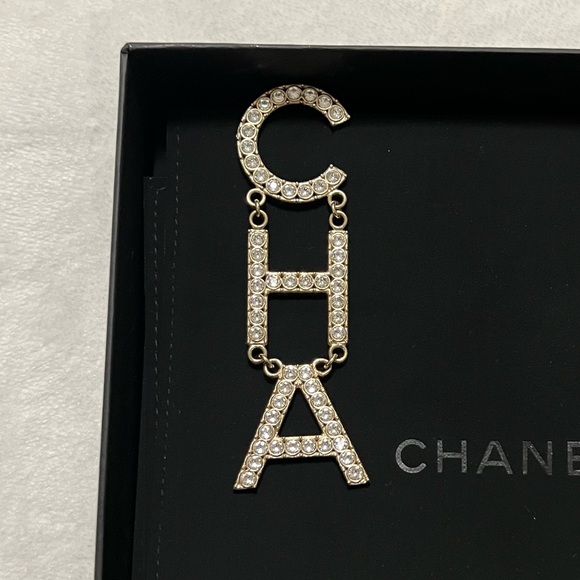 🚫SOLD🚫 Chanel RUNWAY Crystal Statement Letters Earrings - Picture 7 of 11